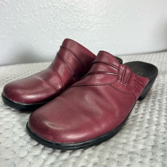 Clarks Burgundy Prairie Flower Leather Comfy Mulers Slides Clogs Shoes Size 7.5 - Picture 1 of 12